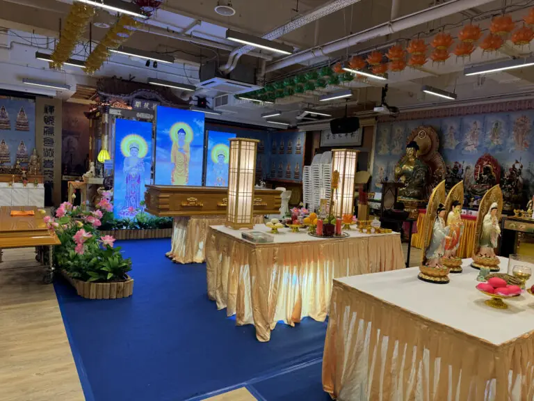 佛教丧礼会场内的棺木与祈祷桌布置