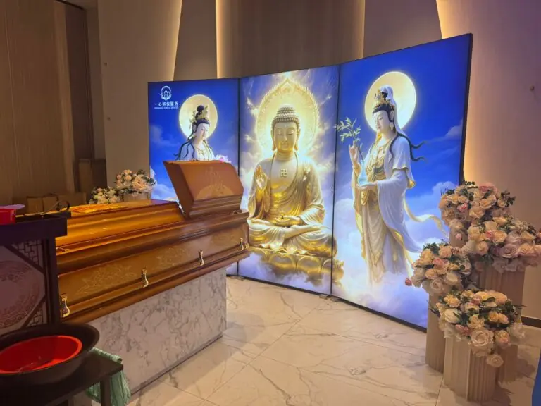 佛教丧礼殡仪馆内的棺木与佛坛布置